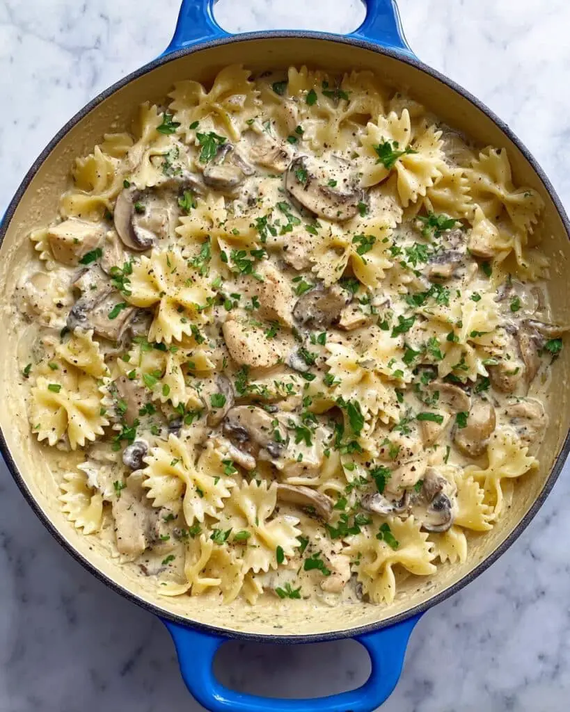 Easy Creamy Mushroom Chicken Pasta Recipe (One Pot)